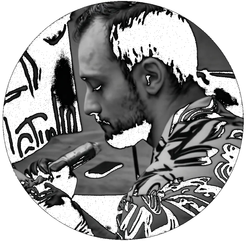 Tatuażysta pracujący nad projektem tatuażu w studiu Terra Tattoo