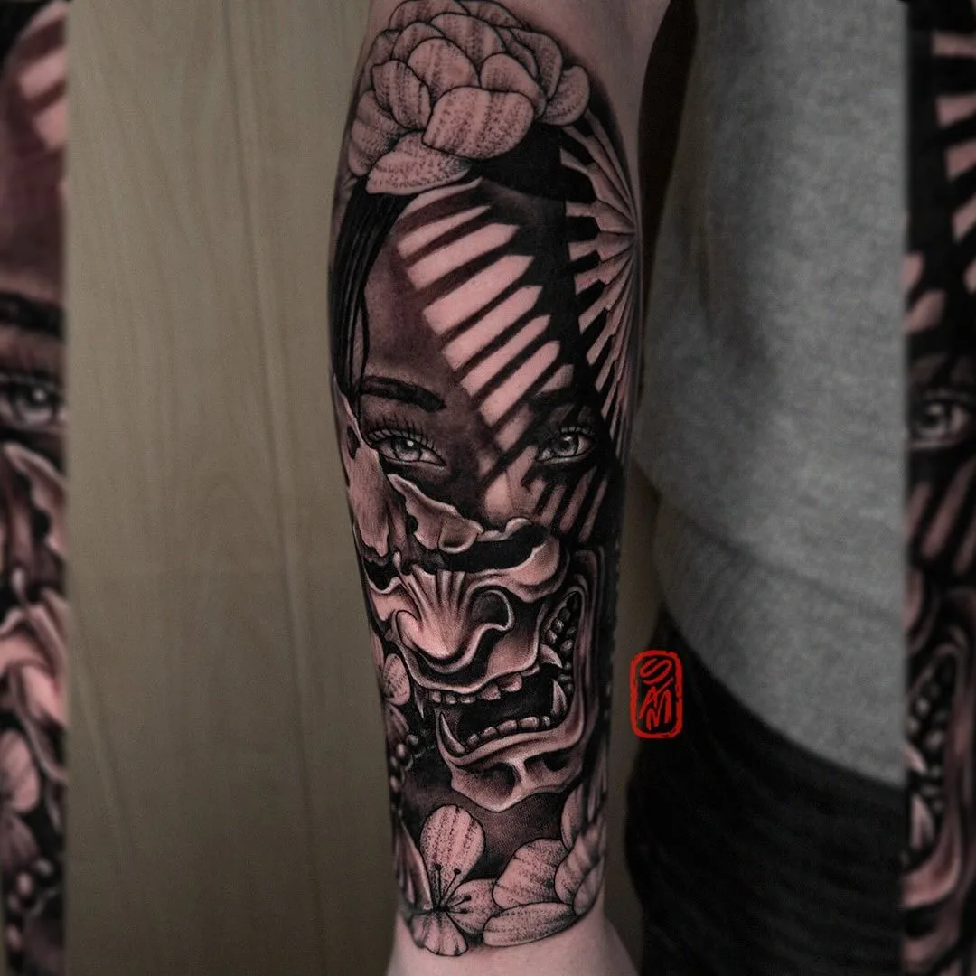 Tatuaż maski hannya z twarzą kobiety i kwiatami — realizacja Terra Tattoo