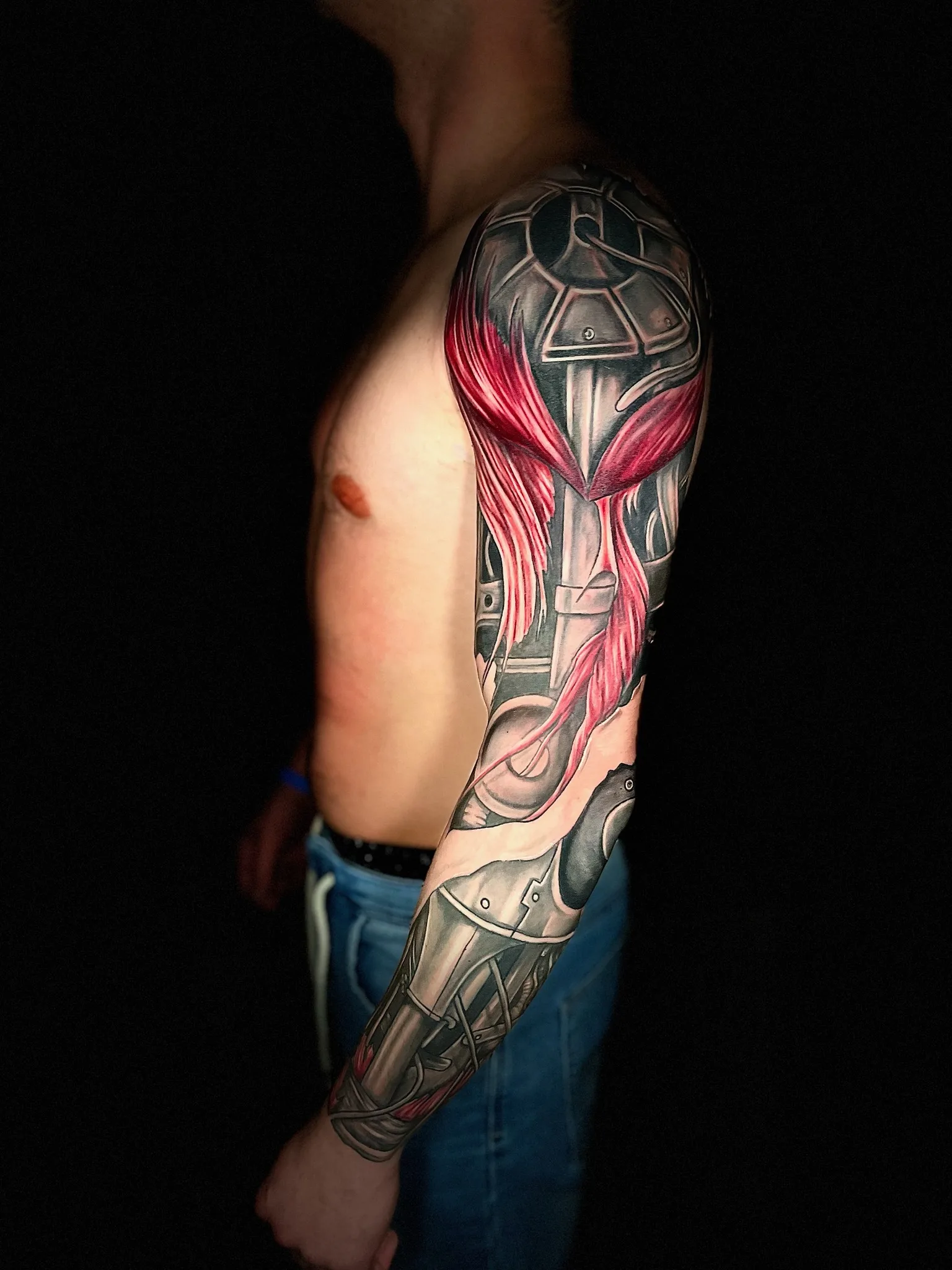 Tatuaż mechanicznego ramienia z ogniem — styl biomechaniczny Terra Tattoo