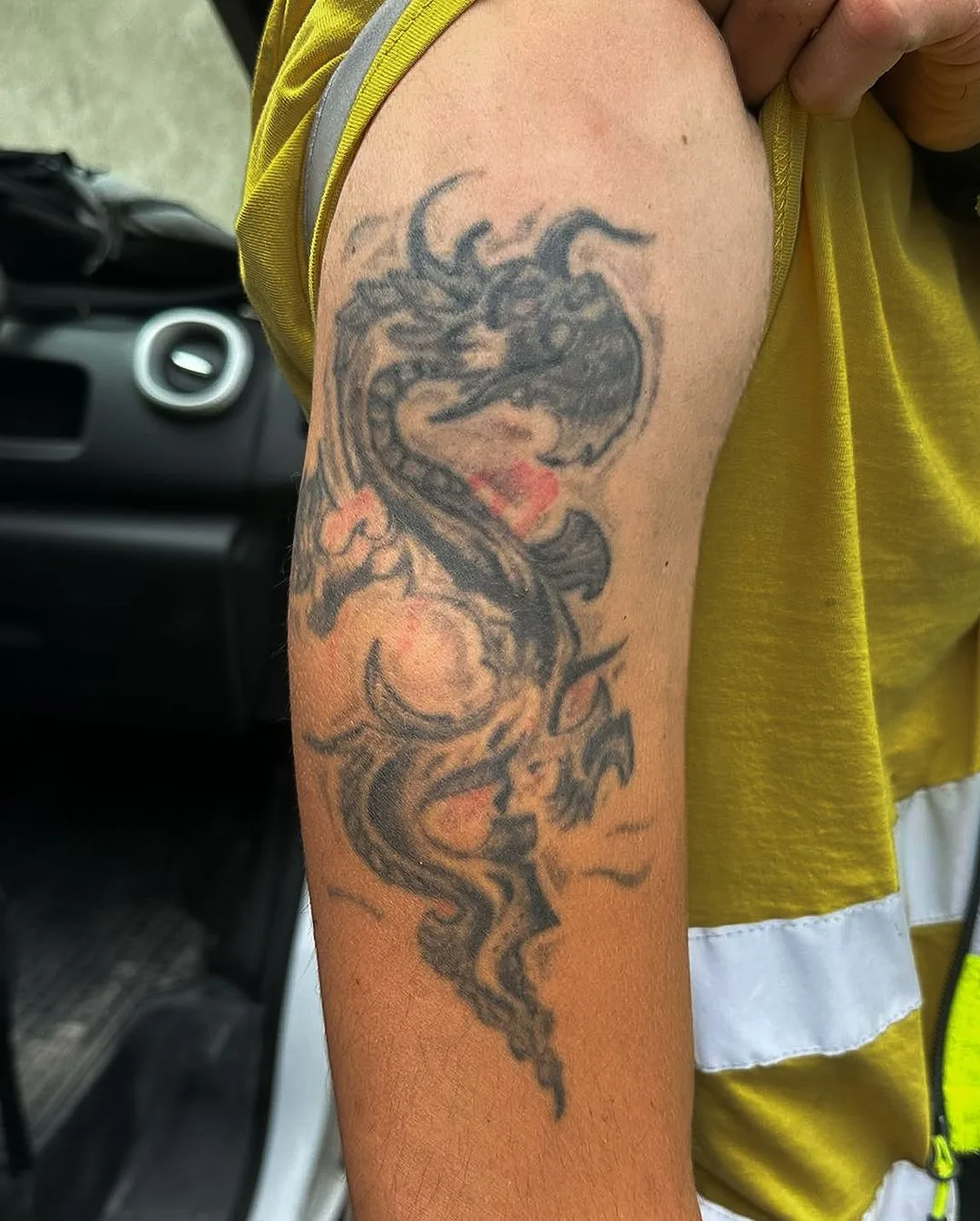 Tatuaż smoka na przedramieniu — styl irezumi