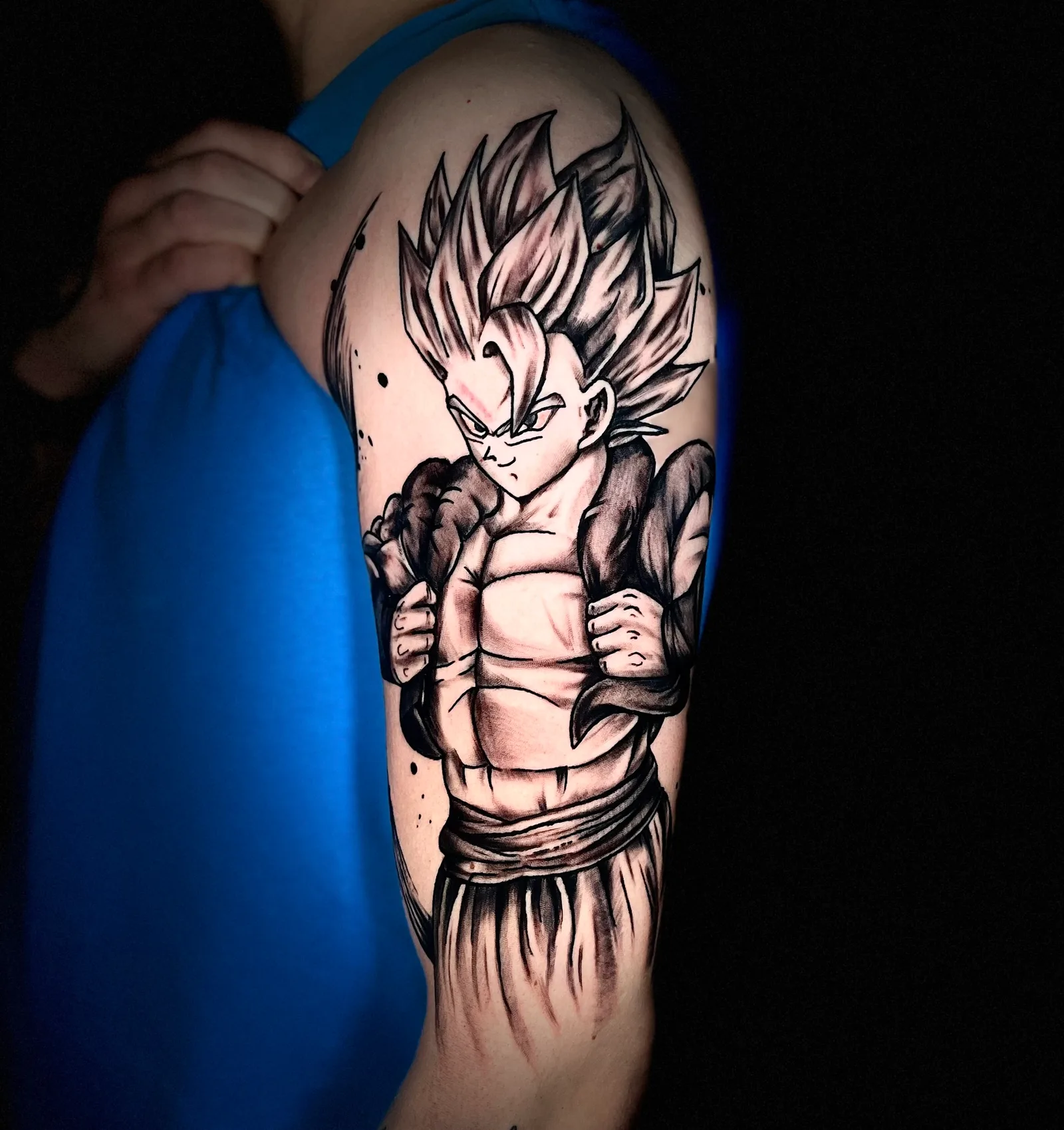 Tatuaż postaci z Dragon Ball na ramieniu