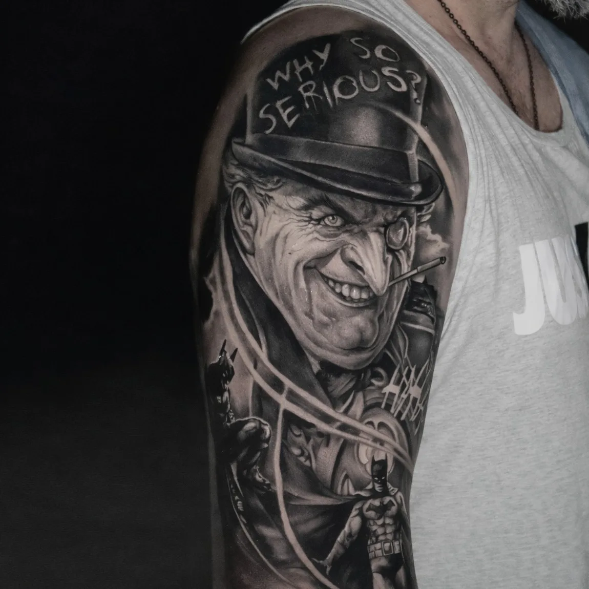 Tatuaż Jokera z napisem Why So Serious
