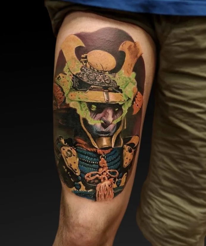 Tatuaż demonicznego samuraja w zbroi na udzie — realizacja Terra Tattoo